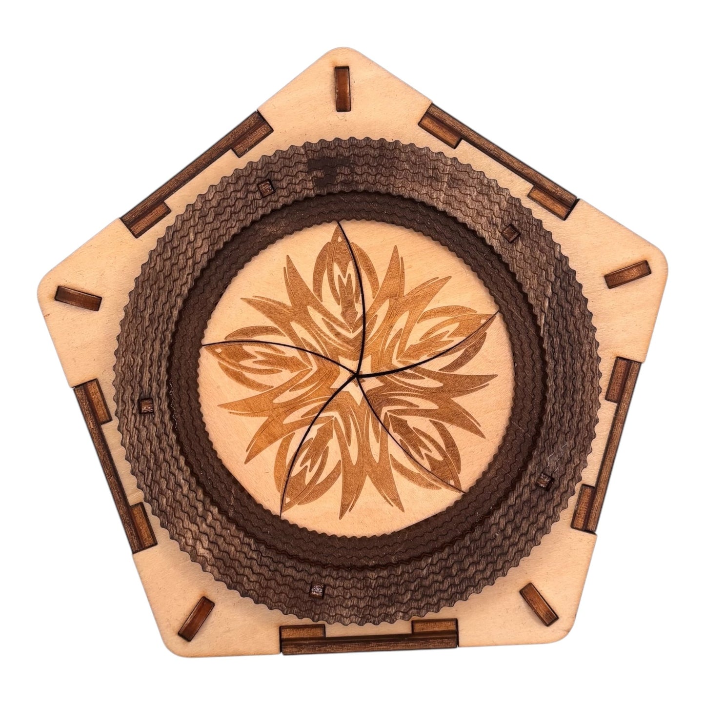 Boite en bois pour bijoux , secrets , trésors en gravure et découpe laser avec mécanisme et engrenage sans casse tete décoration intérieur fabrication francaise et artisanale