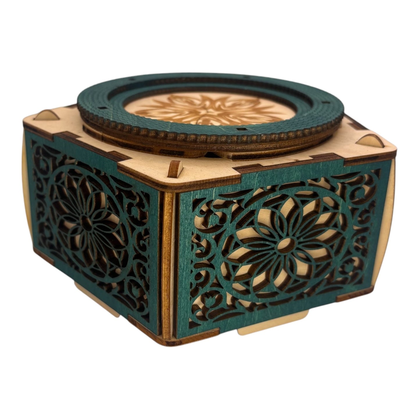 boite en bois pour bijoux , secrets , tersors sans casse tete mais avec mécanisme et engrenage décoration intérieur en decoupe et gravure laser de fabricatiion francaise et artisanale