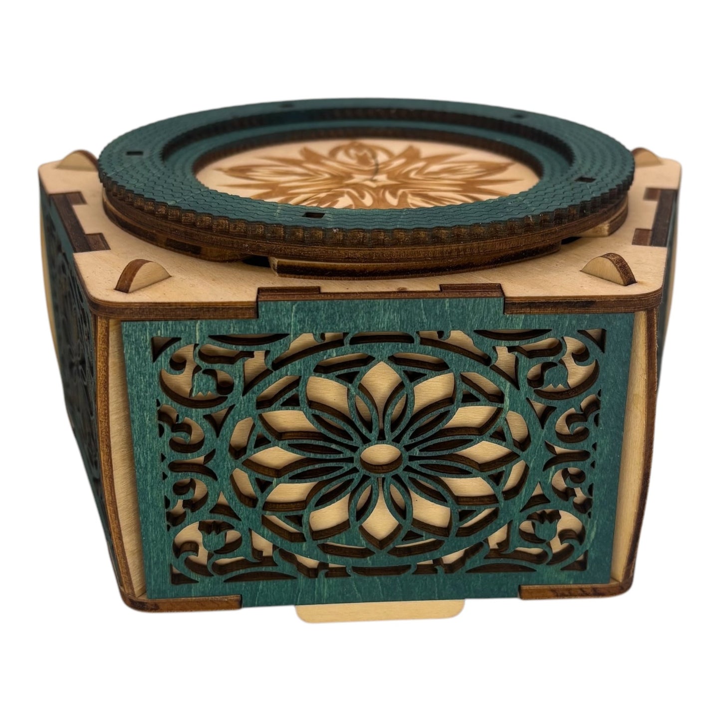 boite en bois avec mécanisme par rotation engrenage caché sans case tete de fabrication francaise et artisanale decoration intérieur en decoupe et gravure laser pour bijoux secrets trésors