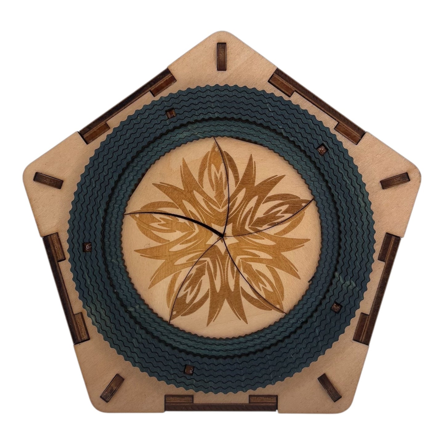 Boite en bois pour trésors secret bijoux en gravure et decoupe laser avec mécanisme et engrenage sans casse tête décoration intérieur de fabrication artisanale et française