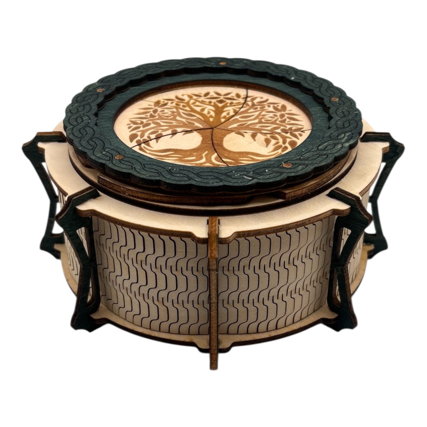 Boîte  ronde à mécanisme en bois, avec système d'ouverture ingénieux pour les esprits curieux. boite à bijoux, boite secrète.
De fabrication française et artisanale 