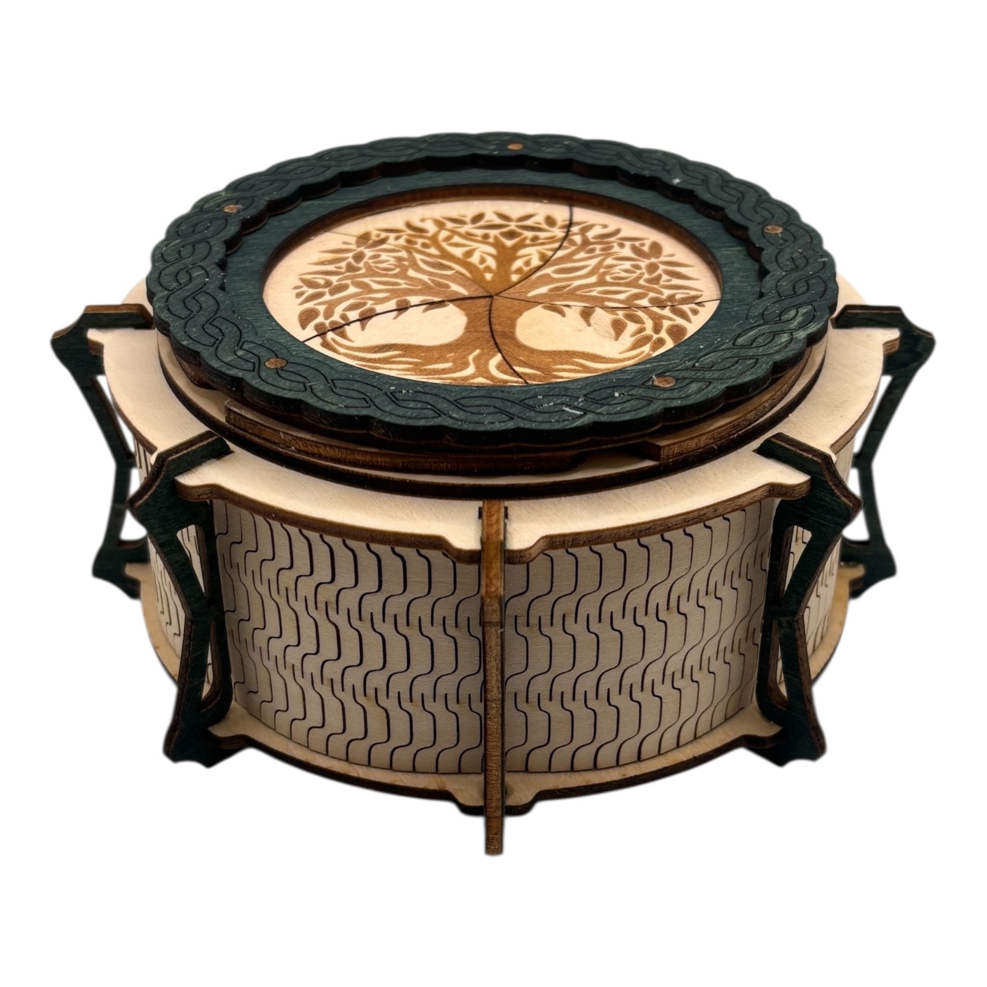 Boîte  ronde à mécanisme en bois, avec système d'ouverture ingénieux pour les esprits curieux. boite à bijoux, boite secrète.
De fabrication française et artisanale 