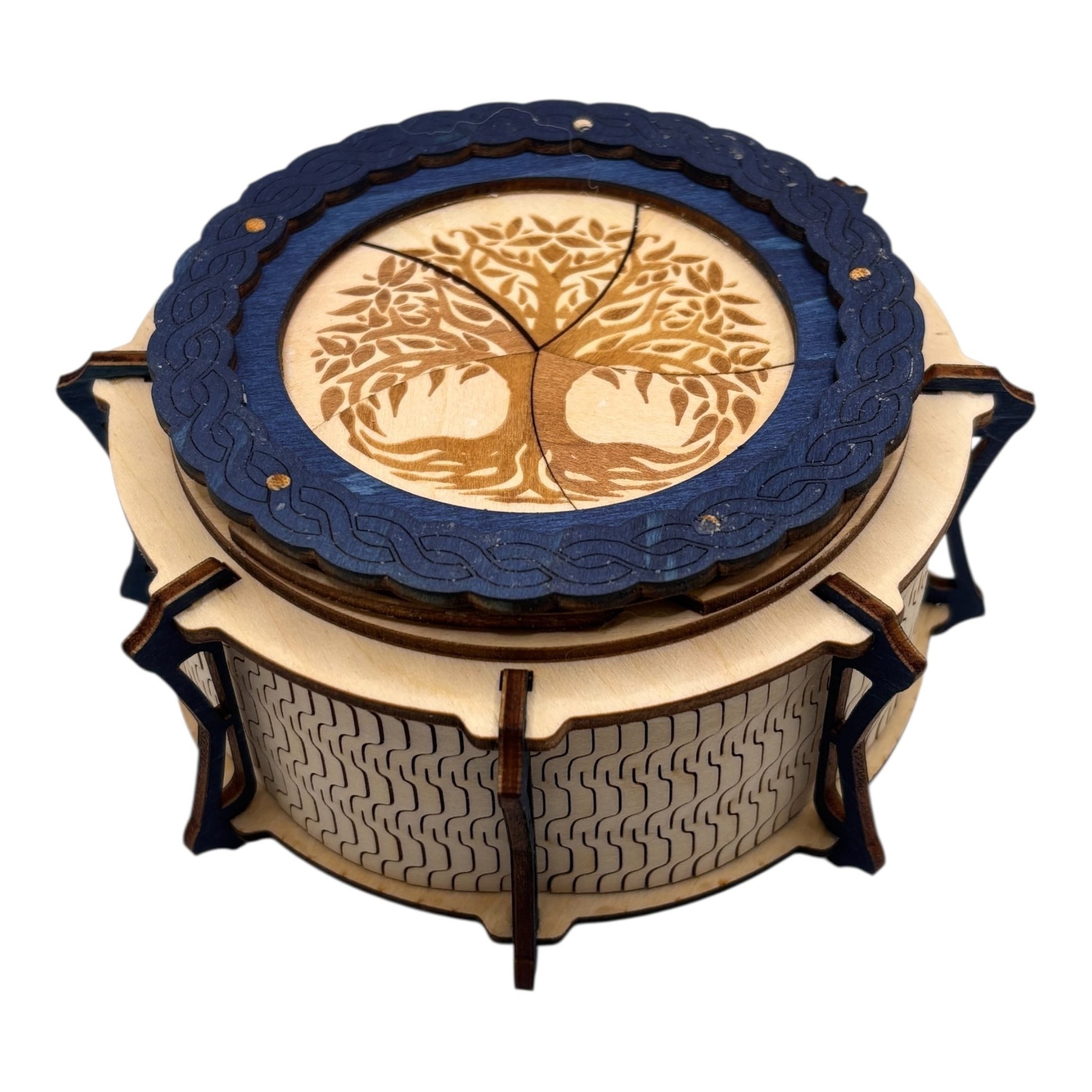 Boîte  ronde à mécanisme en bois, avec système d'ouverture ingénieux pour les esprits curieux. boite à bijoux, boite secrète.
De fabrication française et artisanale 