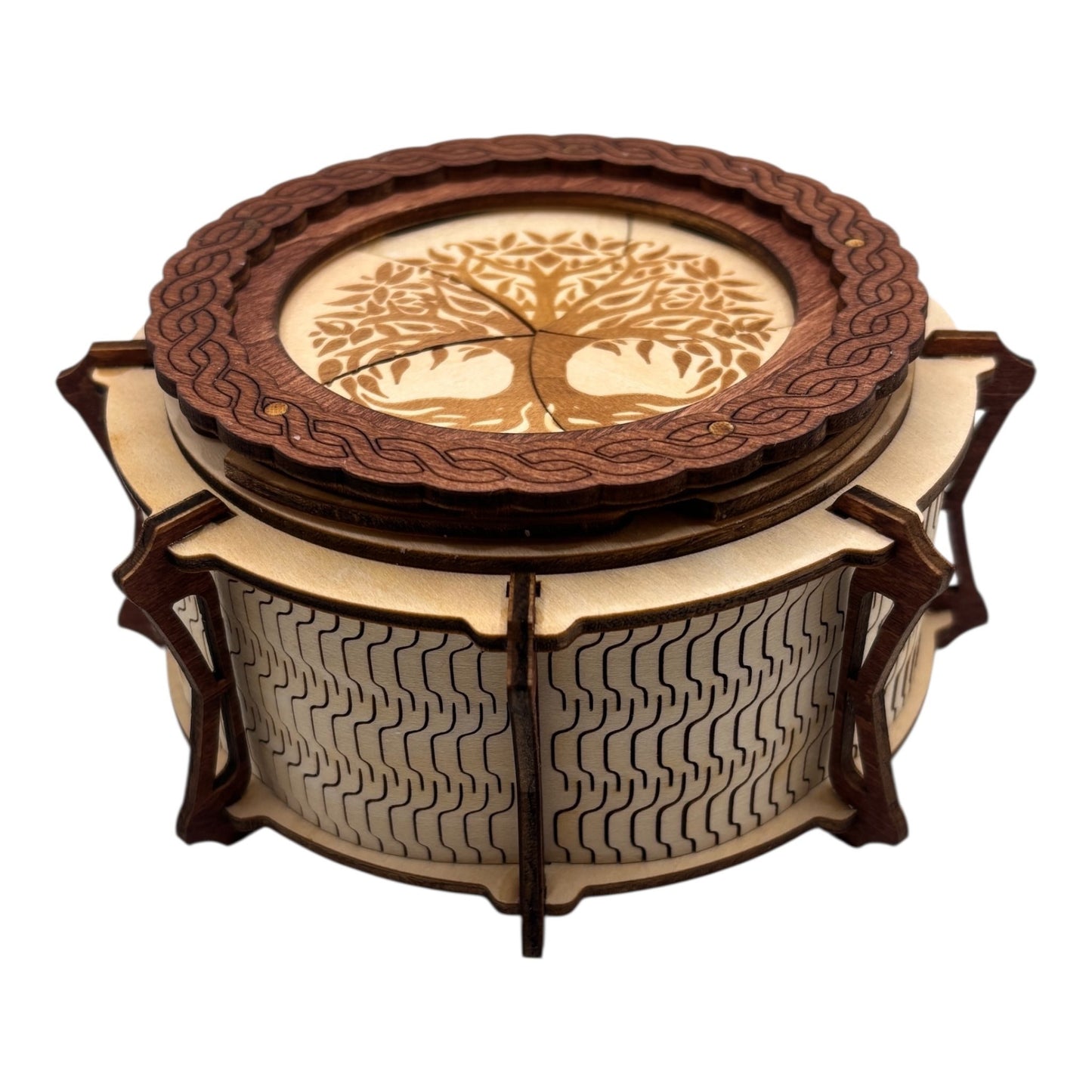 Boîte  ronde à mécanisme en bois, avec système d'ouverture ingénieux pour les esprits curieux. boite à bijoux, boite secrète.
De fabrication française et artisanale 