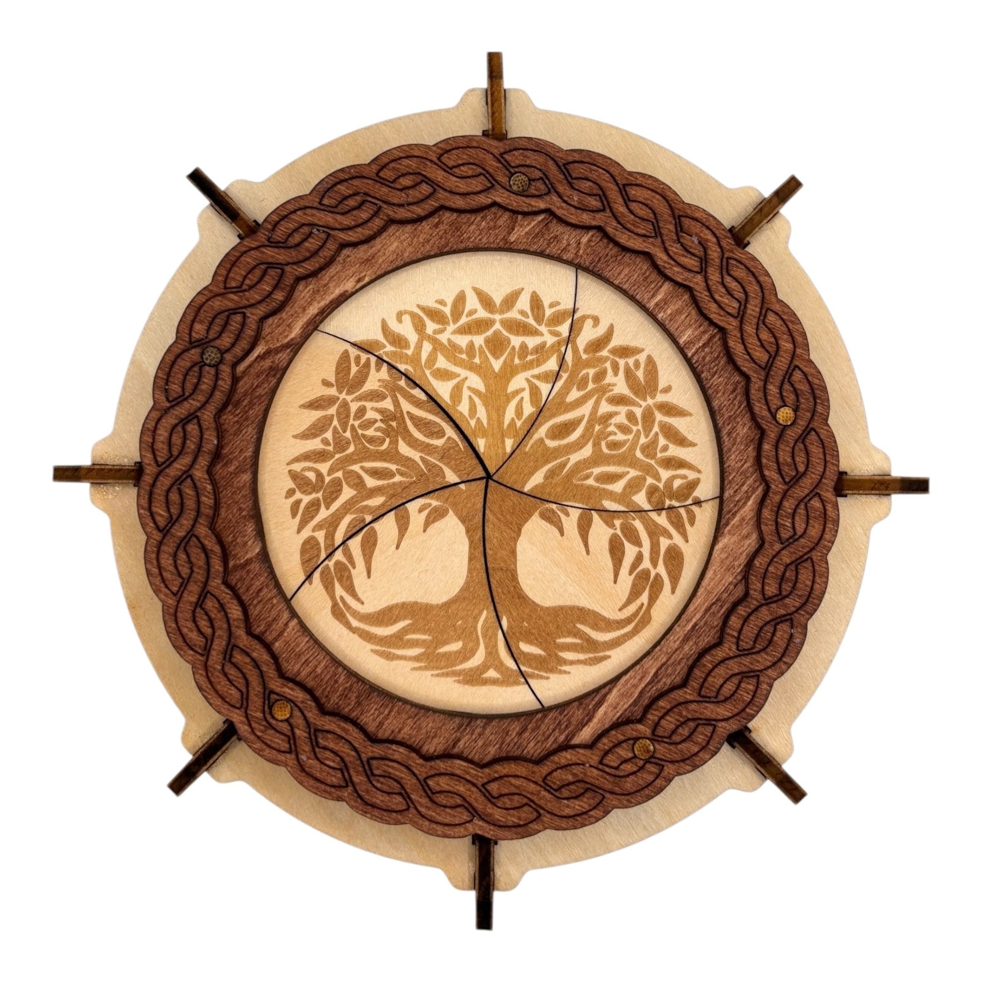 Boîte  ronde à mécanisme en bois, avec système d'ouverture ingénieux pour les esprits curieux. boite à bijoux, boite secrète.
De fabrication française et artisanale 