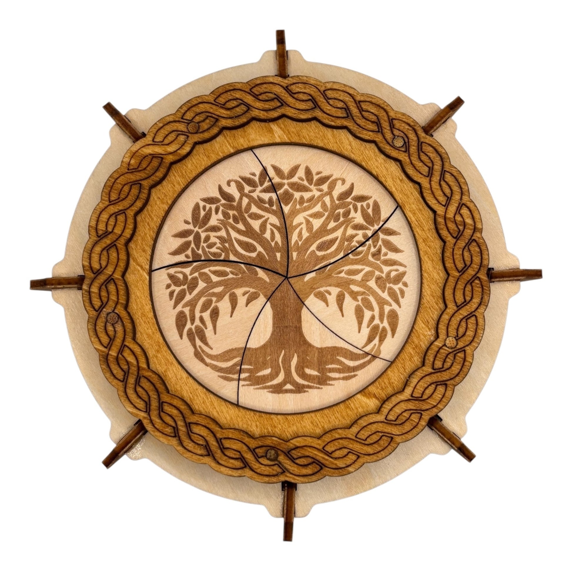 Boîte  ronde à mécanisme en bois, avec système d'ouverture ingénieux pour les esprits curieux. boite à bijoux, boite secrète.
De fabrication française et artisanale 