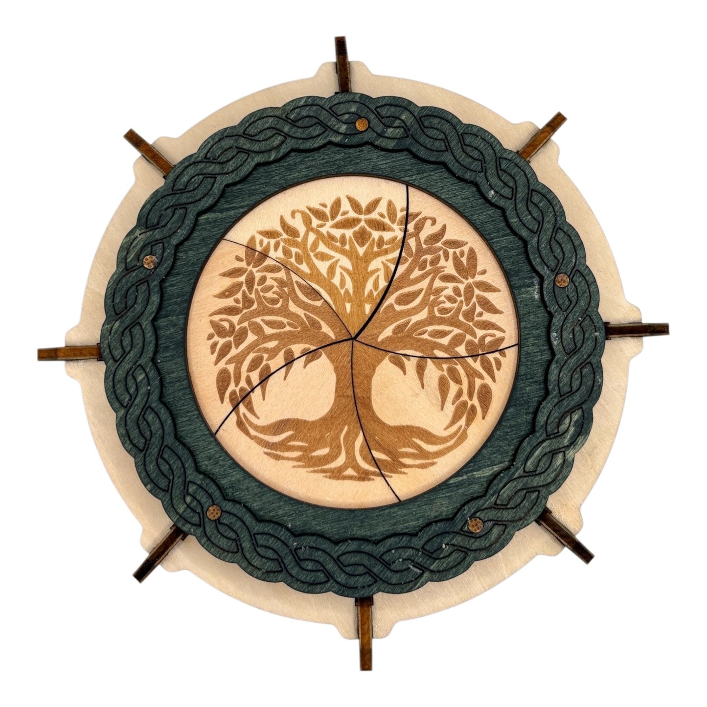 Boîte  ronde à mécanisme en bois, avec système d'ouverture ingénieux pour les esprits curieux. boite à bijoux, boite secrète.
De fabrication française et artisanale 