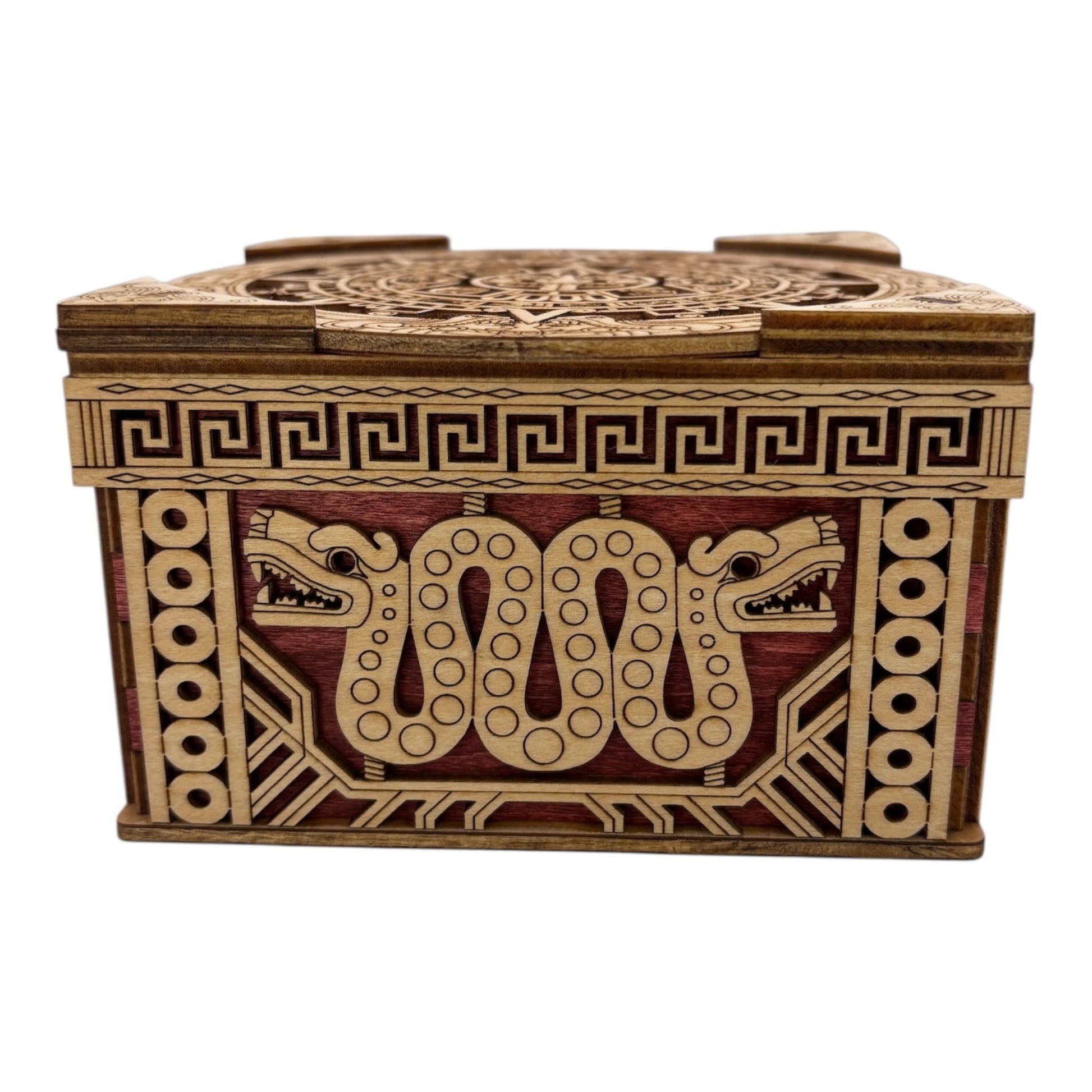 La boîte se verrouille et se déverrouille grâce à un ingénieux système mécanique, activé par le déplacement des quatre coins.
De fabrication française et artisanale cette boîte en bois à mécanisme est idéale pour abriter bijoux, secrets et petits trésors, sans casse-tête.