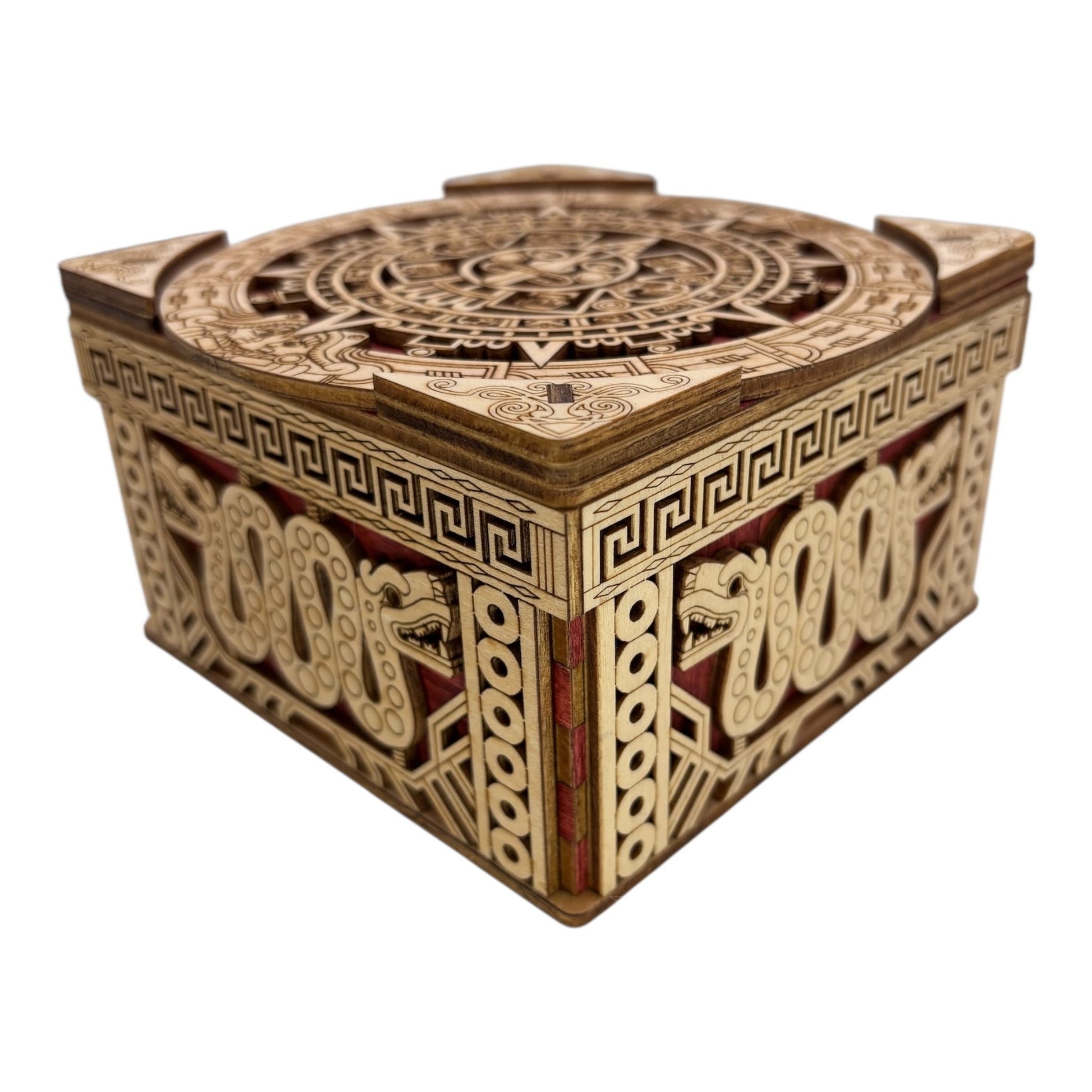 La boîte se verrouille et se déverrouille grâce à un ingénieux système mécanique, activé par le déplacement des quatre coins.
De fabrication française et artisanale cette boîte en bois à mécanisme est idéale pour abriter bijoux, secrets et petits trésors, sans casse-tête.