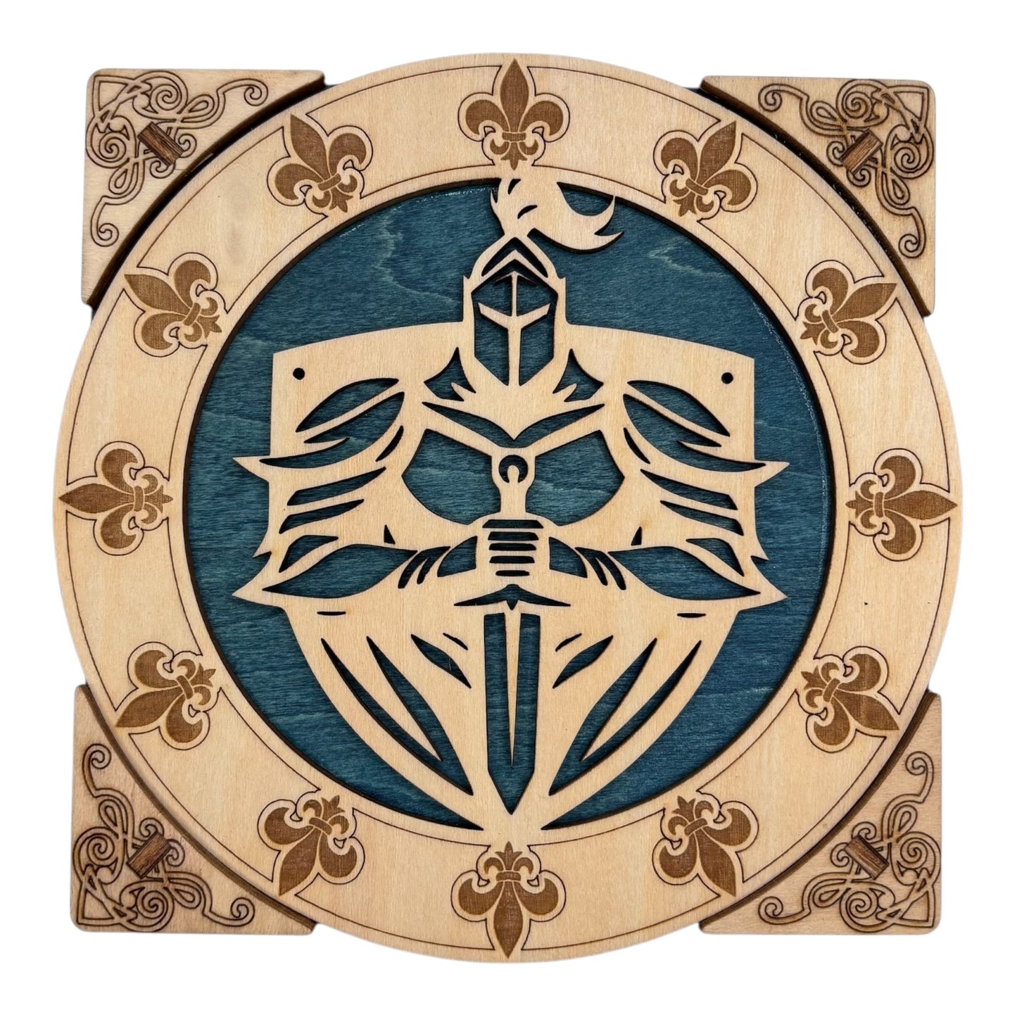 La boîte se verrouille et se déverrouille grâce à un ingénieux système mécanique, activé par le déplacement des quatre coins.
De fabrication française et artisanale cette boîte en bois à mécanisme est idéale pour abriter bijoux, secrets et petits trésors, sans casse-tête.