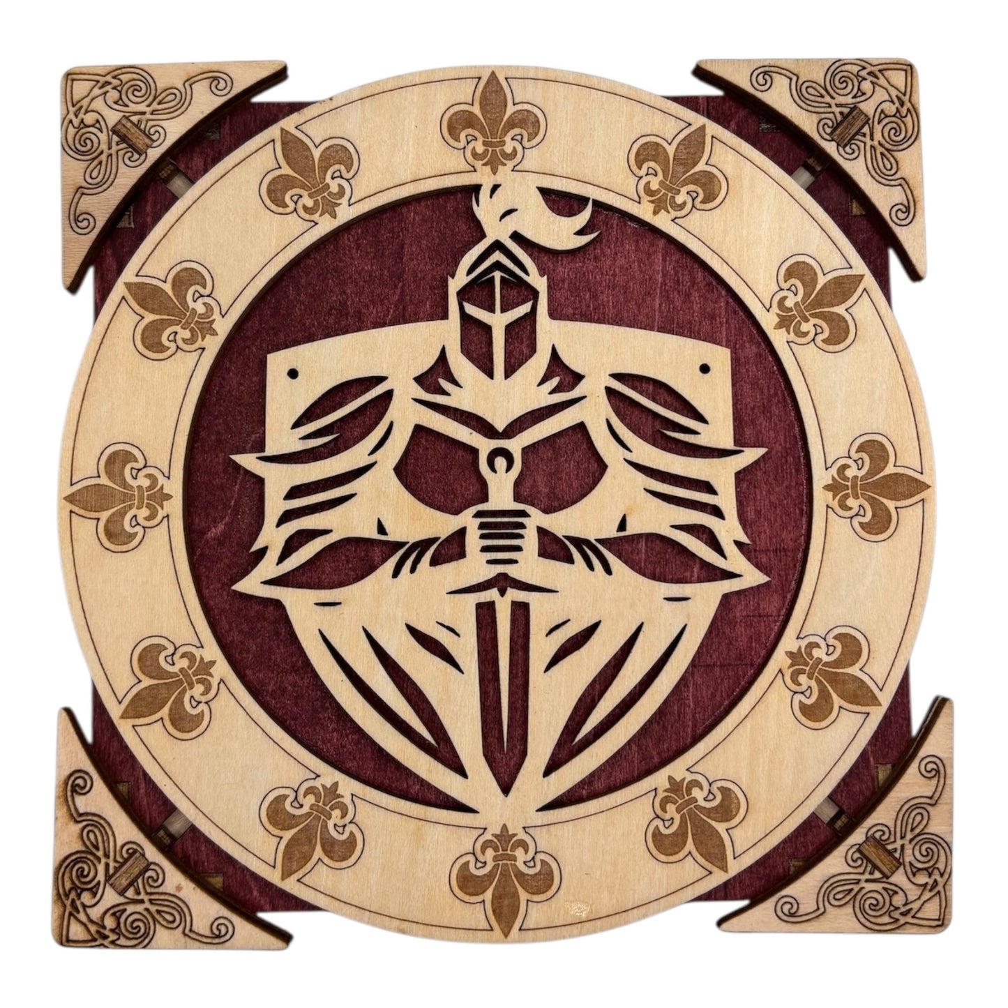 La boîte se verrouille et se déverrouille grâce à un ingénieux système mécanique, activé par le déplacement des quatre coins.
De fabrication française et artisanale cette boîte en bois à mécanisme est idéale pour abriter bijoux, secrets et petits trésors, sans casse-tête.