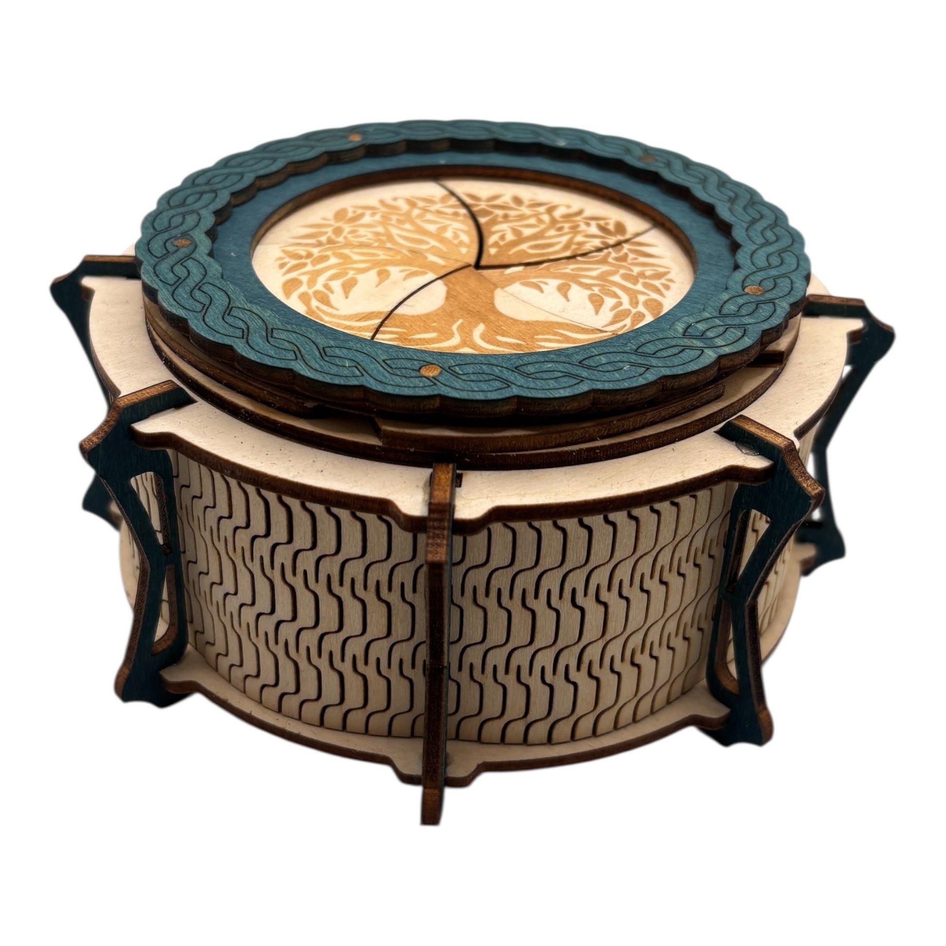 Boîte  ronde à mécanisme en bois, avec système d'ouverture ingénieux pour les esprits curieux. boite à bijoux, boite secrète.
De fabrication française et artisanale 