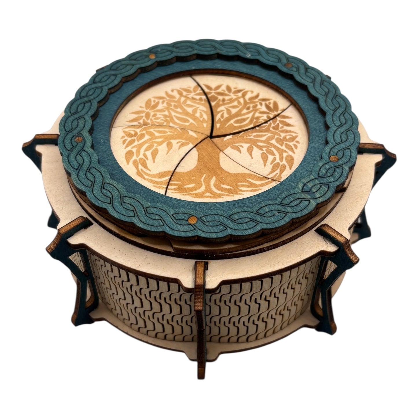 Boîte  ronde à mécanisme en bois, avec système d'ouverture ingénieux pour les esprits curieux. boite à bijoux, boite secrète.
De fabrication française et artisanale 