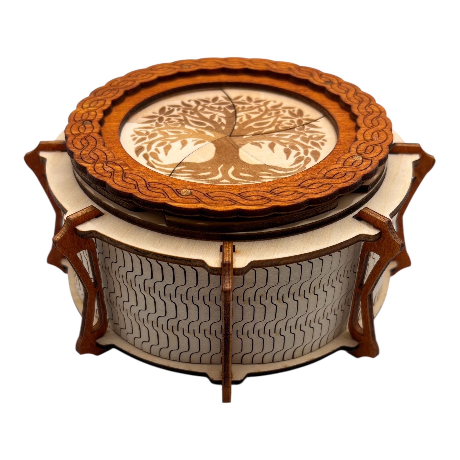 Boîte  ronde à mécanisme en bois, avec système d'ouverture ingénieux pour les esprits curieux. boite à bijoux, boite secrète.
De fabrication française et artisanale 