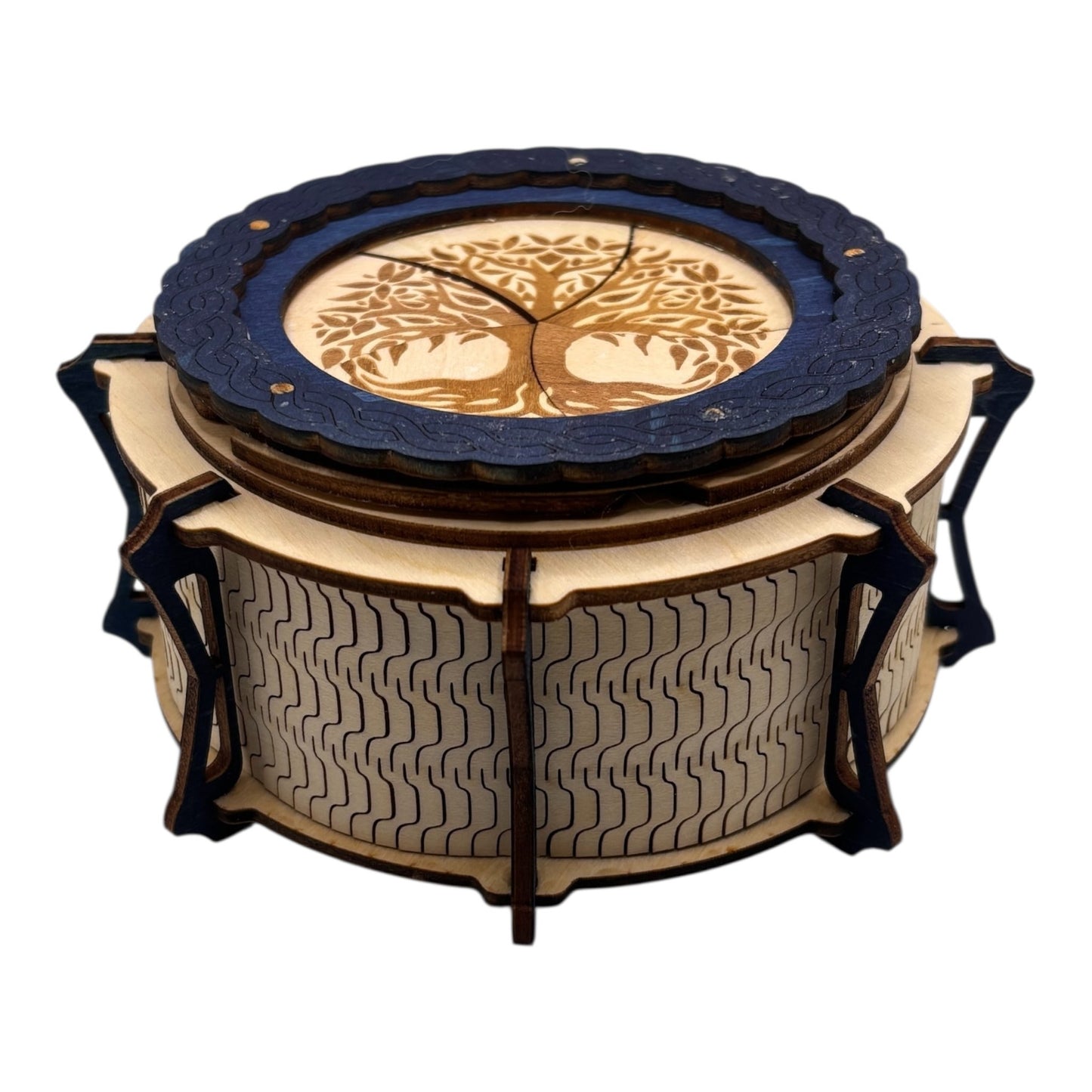 Boîte  ronde à mécanisme en bois, avec système d'ouverture ingénieux pour les esprits curieux. boite à bijoux, boite secrète.
De fabrication française et artisanale 