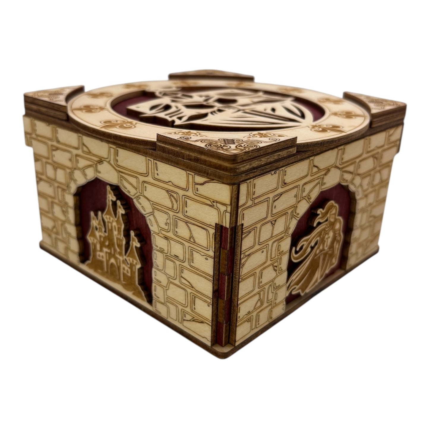 La boîte se verrouille et se déverrouille grâce à un ingénieux système mécanique, activé par le déplacement des quatre coins.
De fabrication française et artisanale cette boîte en bois à mécanisme est idéale pour abriter bijoux, secrets et petits trésors, sans casse-tête.