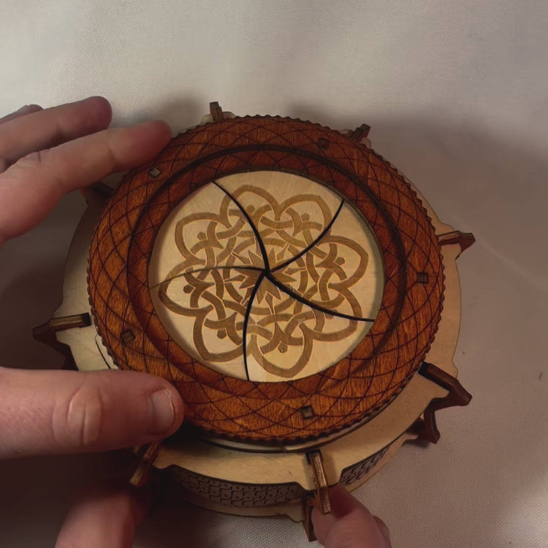 Charger la vidéo : ouverture mécanisme sans engrenage et pas de casse tete, boite en bois à bijoux , secrets , tresors en decoupe et gravure laser fabrication francaise et artisanale  decoration interieur