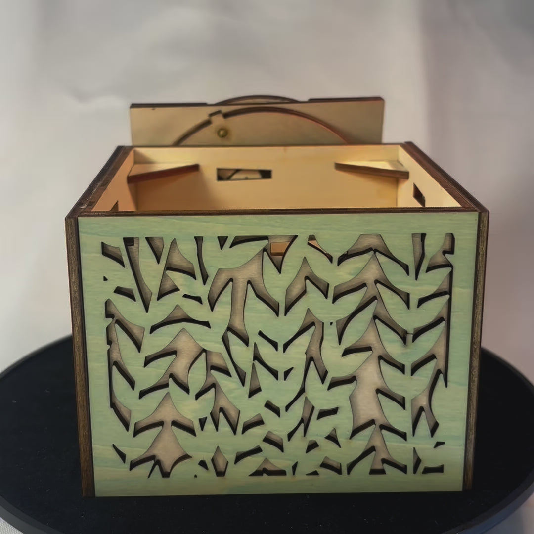 Charger la vidéo : Cube à engrenage, boite en bois avec mecanisme inspiré de casse tête pour bijoux secrets ou tésors en décoration intérieur