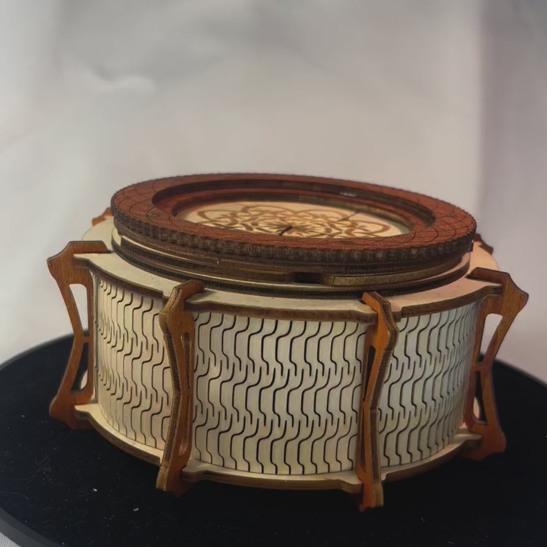 Charger la vidéo : Boite en bois ouverture par mécanisme rotatif sans engrenage et sans casse tete , decoration intérieur pour bijoux, secrets, trésors en gravure et découpe laser fabrication francaise et artisanale