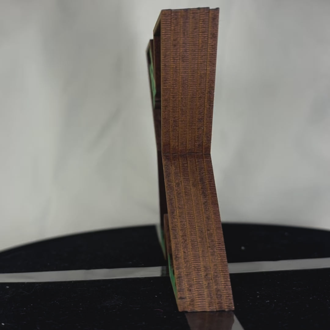 Charger la vidéo : Lettre décorative X diorama pour chambre d&#39;enfant ou décoration d&#39;intérieur découpe laser création francaise et artisanale