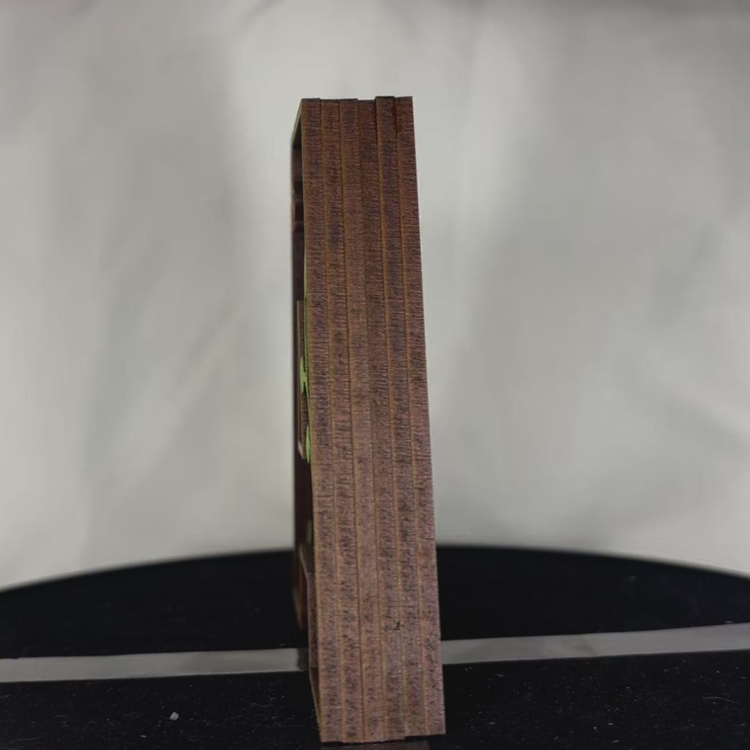 Charger la vidéo : Lettre décorative A cerf diorama pour chambre d&#39;enfant ou décoration d&#39;intérieur découpe laser création francaise et artisanale