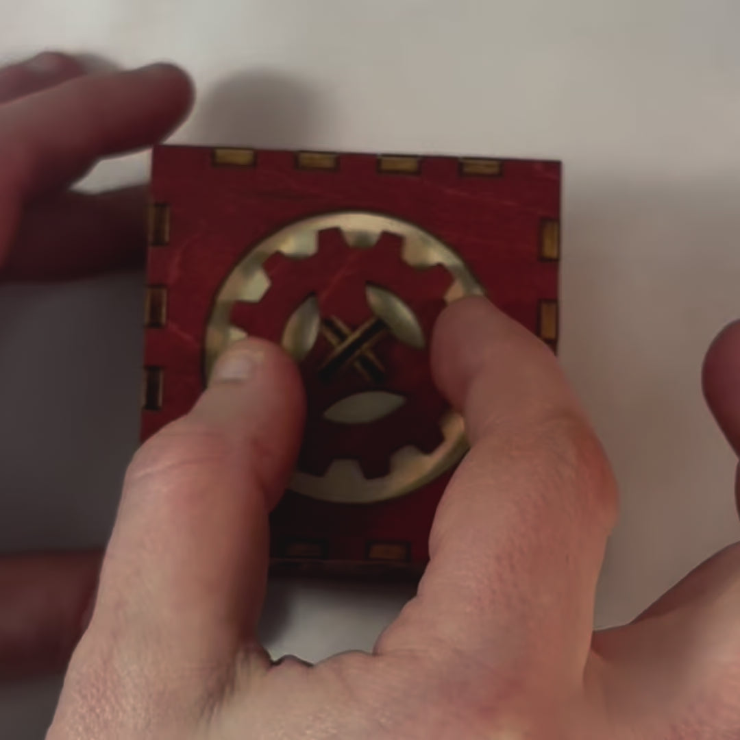 Charger la vidéo : ouverture du lécanisme à engranage d&#39;une boite en bois pour décoration intérieur , en découpe laser de fabrication francaise et artisanale , ranger bijoux, trésors secrets sans casse tete 