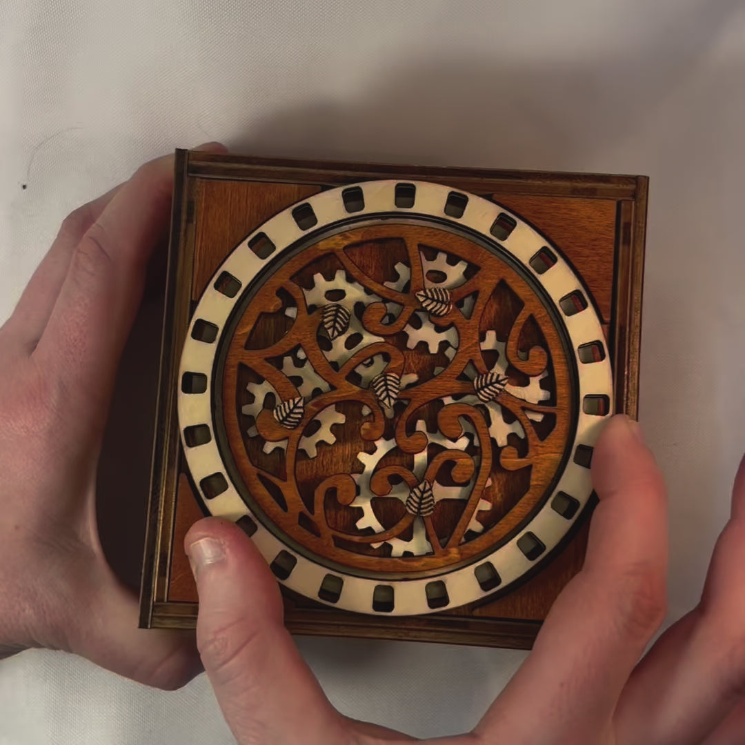 Charger la vidéo : Mécanisme d&#39;ouverture à engrenage d&#39;une boite en bois fabrication francaise et artisanale en decoupe et gravure laser pour ranger bijoux , secrets trésors pour decoration d&#39;intérieur