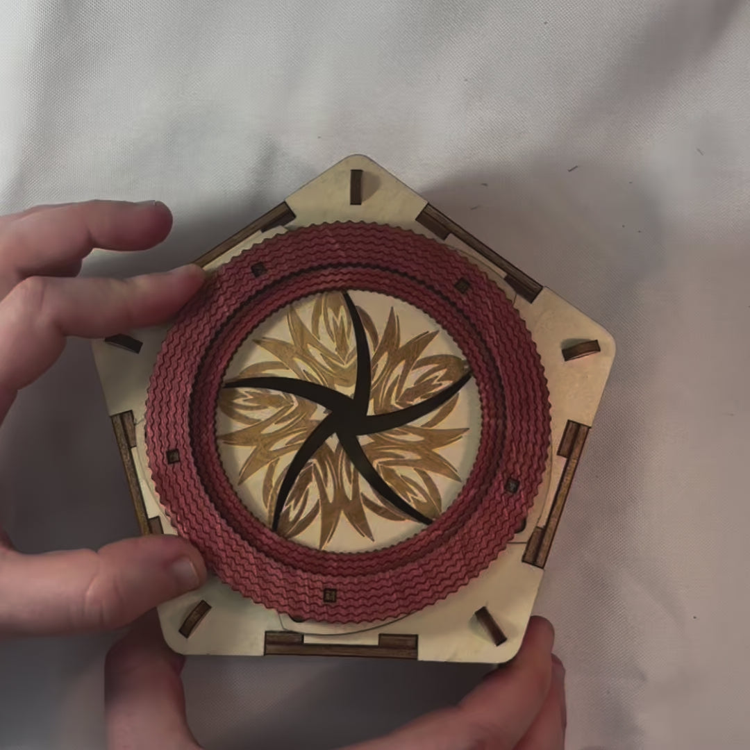 Charger la vidéo : Ouverture d&#39;une bote en bois avec mécanisme de rotation engrenage cachés  sans casse tete pour ranger bijoux, secrets , trésors en découpe et gravure laser de fabrication artisanale pour décoration intérieur