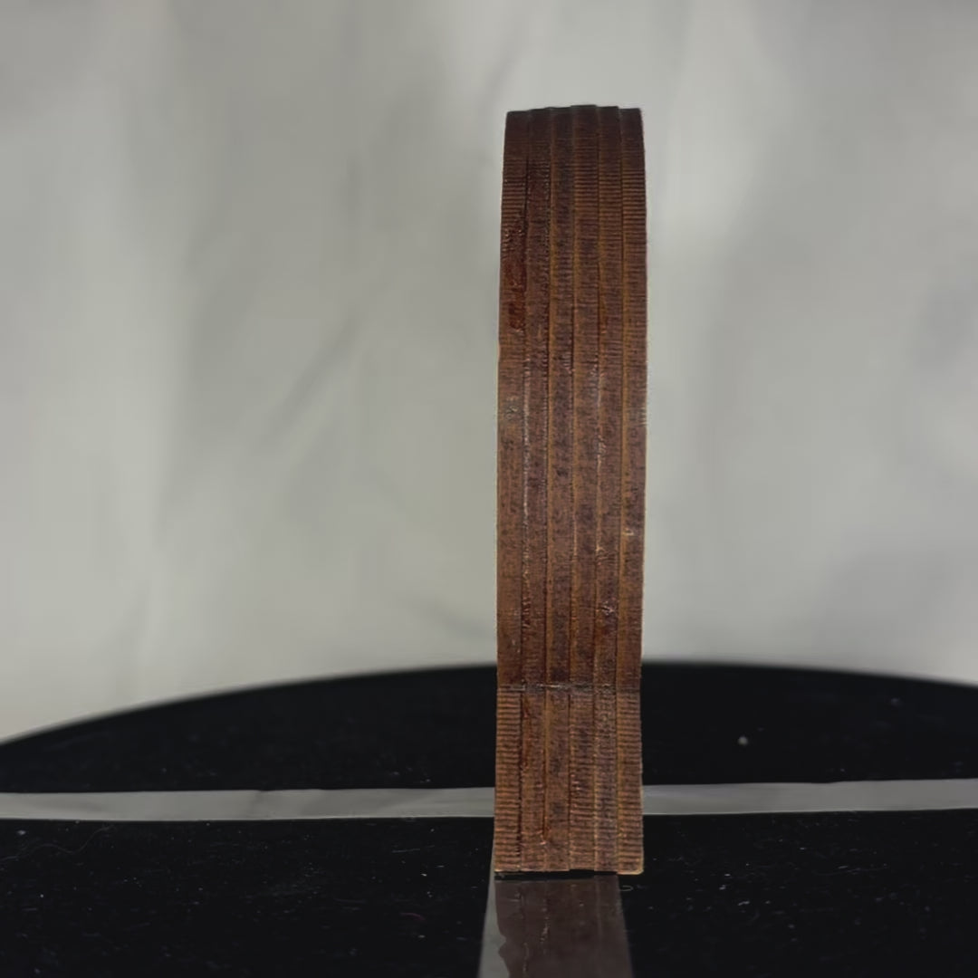 Charger la vidéo : Lettre décorative Q diorama pour chambre d&#39;enfant ou décoration d&#39;intérieur découpe laser création francaise et artisanale