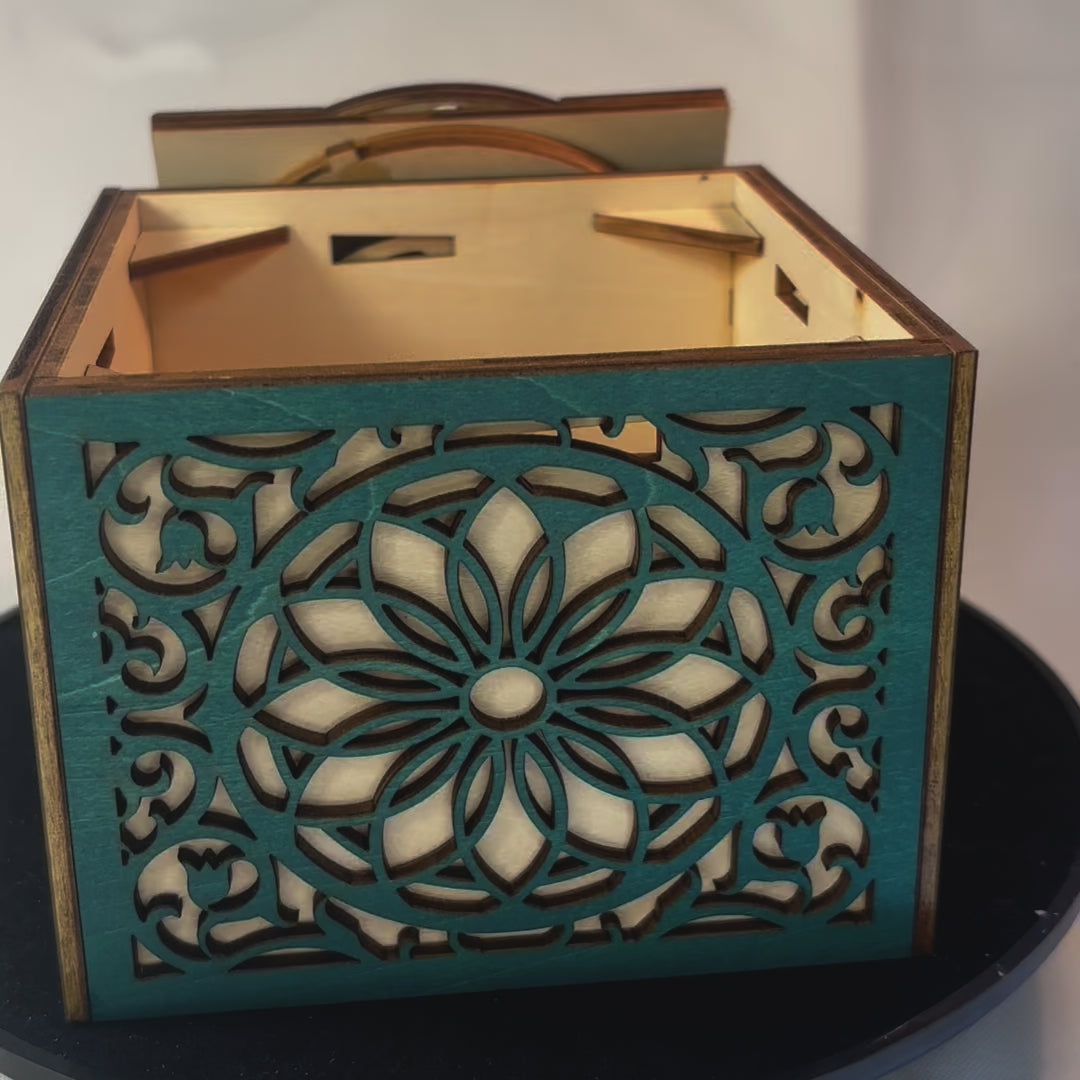 Charger la vidéo : Cube à engrenage boite en bois avec mécanisme , décoration d&#39;interieur en decoupe et gravure laser fabrication francaise et artisanale inspirée d&#39;un casse tête 
