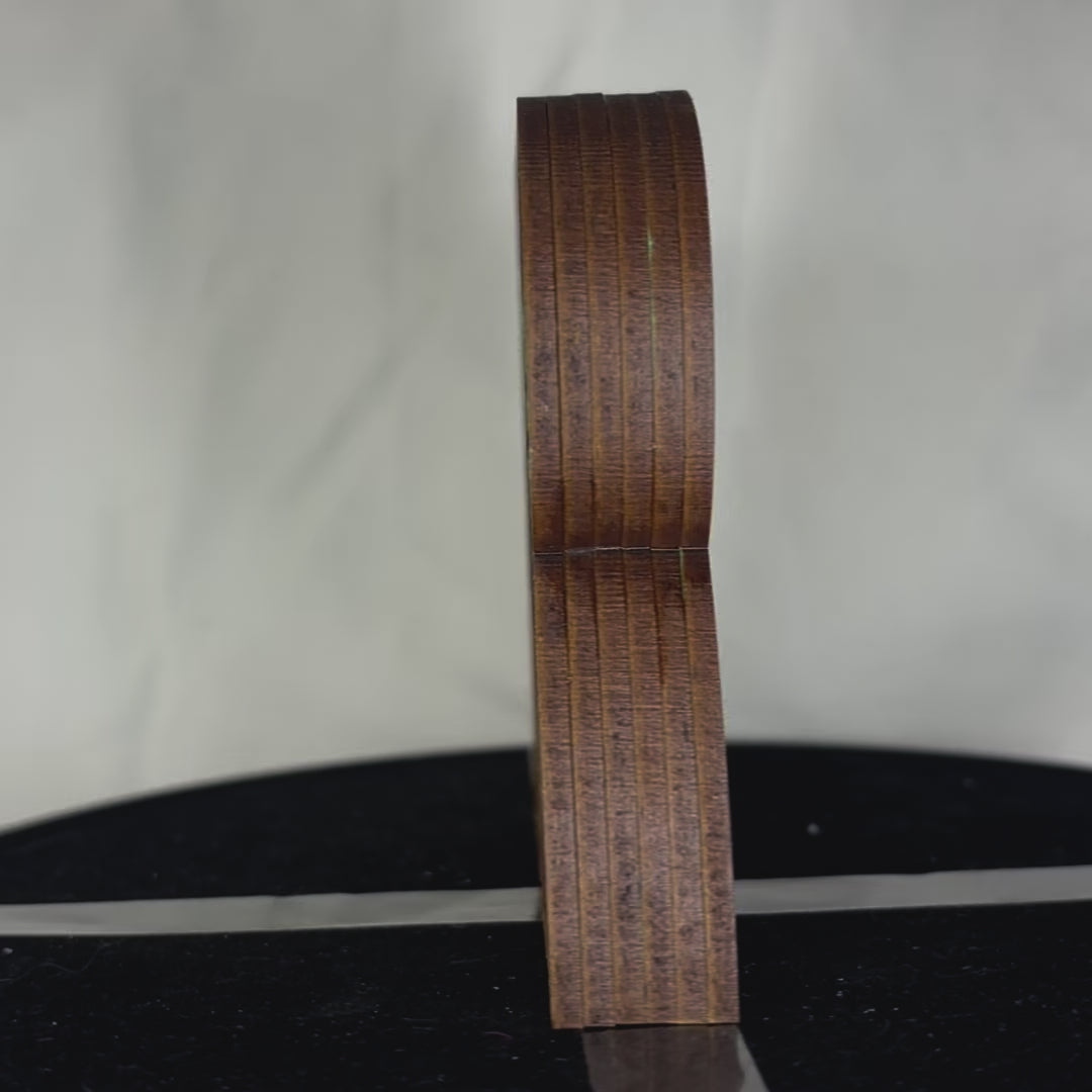 Charger la vidéo : Lettre décorative R diorama pour chambre d&#39;enfant ou décoration d&#39;intérieur découpe laser création francaise et artisanale